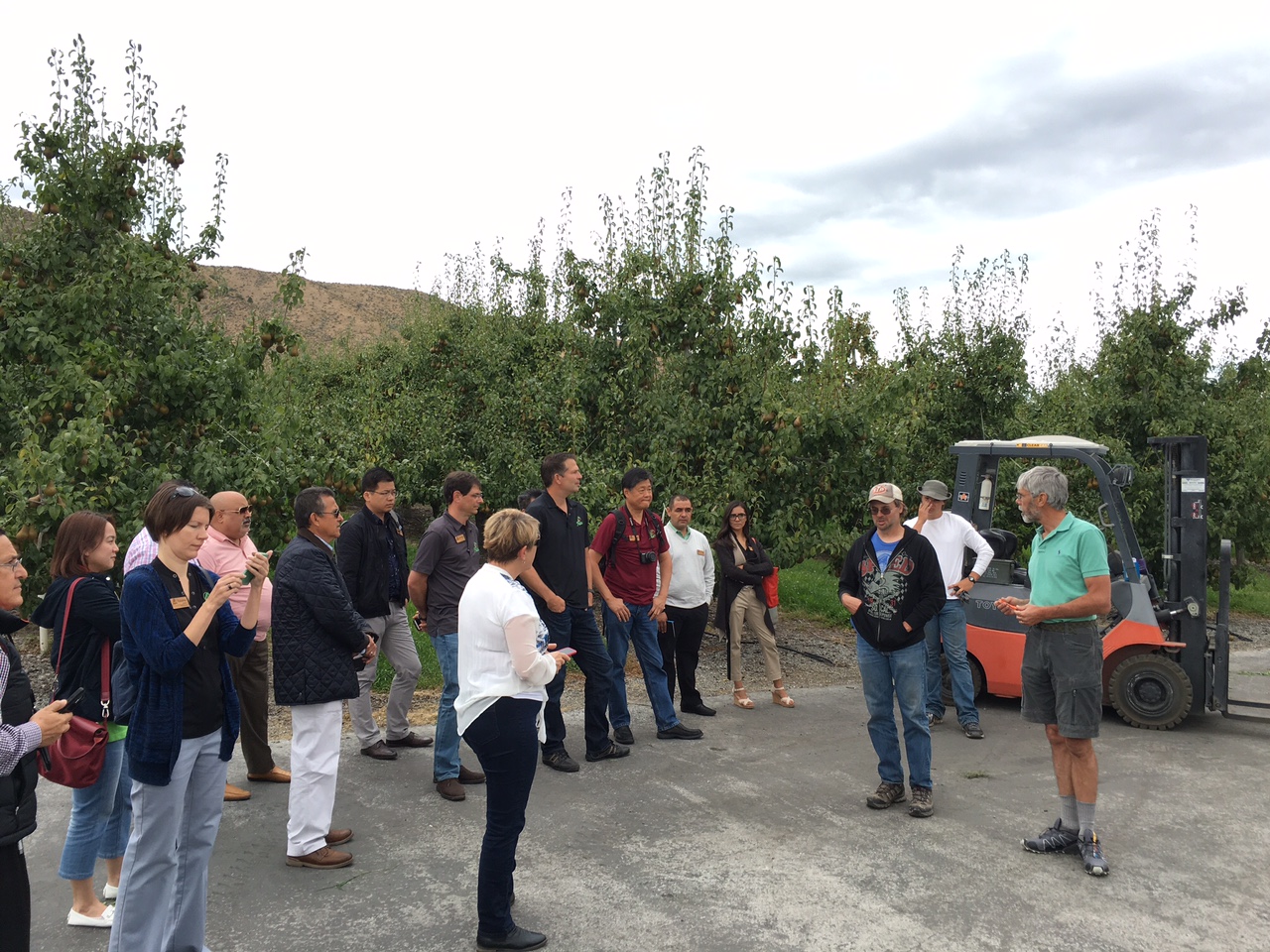 International Marketing Reps Tour Pear Orchards Usa Pears Trade Site